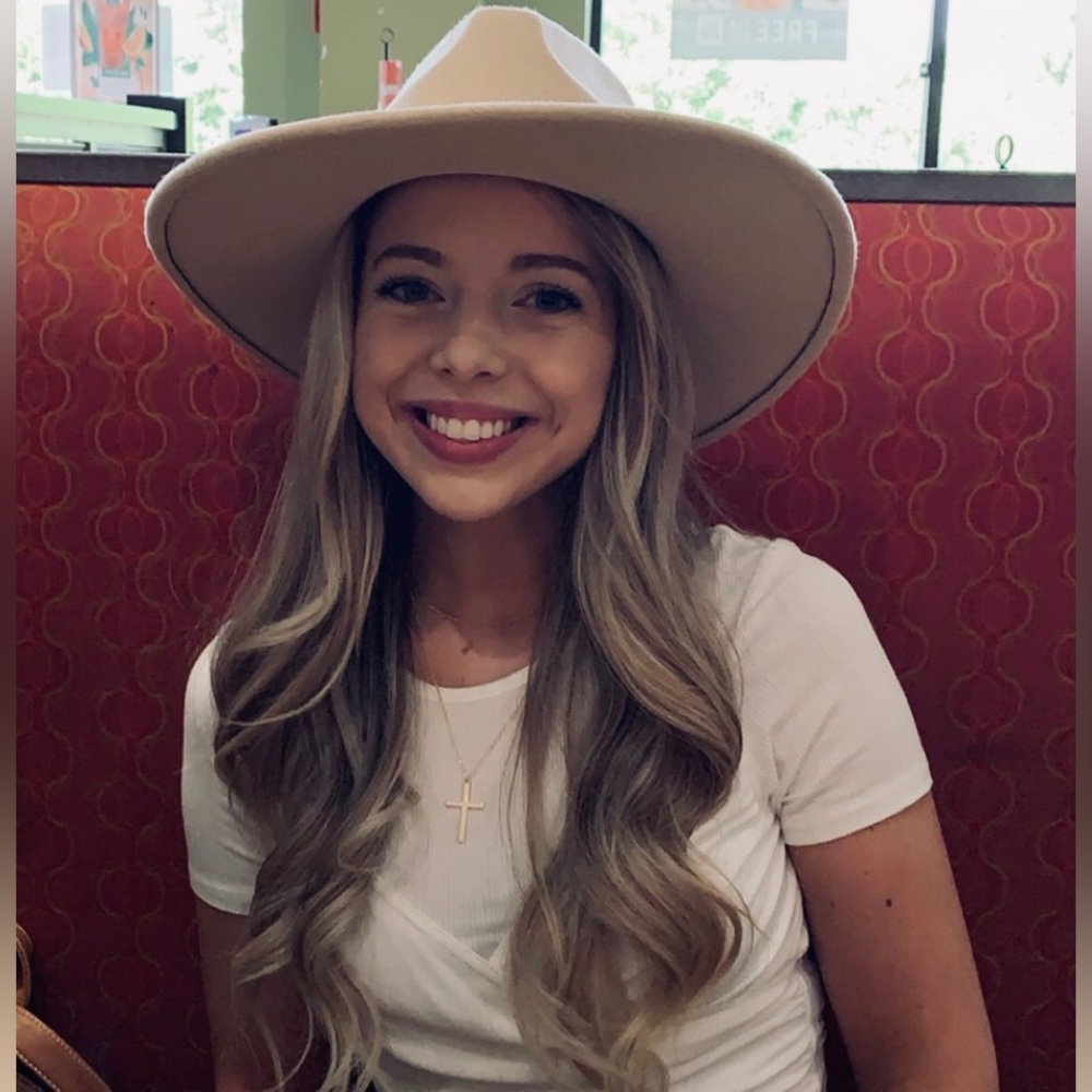 Meet your Posher, Laina